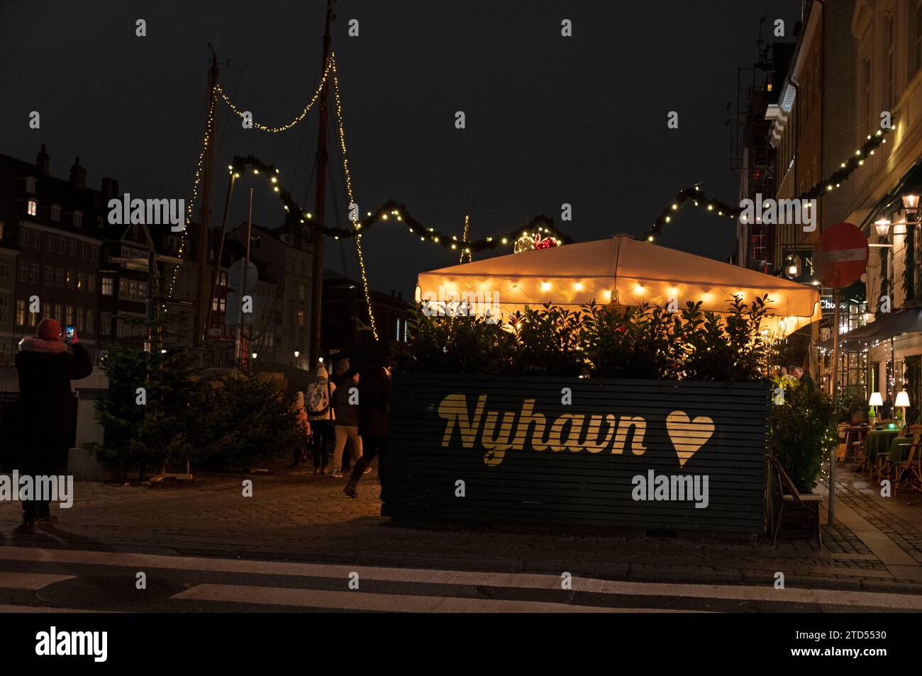 Das beliebte Touristenviertel von Nyhavn, Teil des Julemark (Weihnachtsmarkt) mit seinen Lokalen und Weihnachtslichtern in Kopenhagen in D Stockfoto