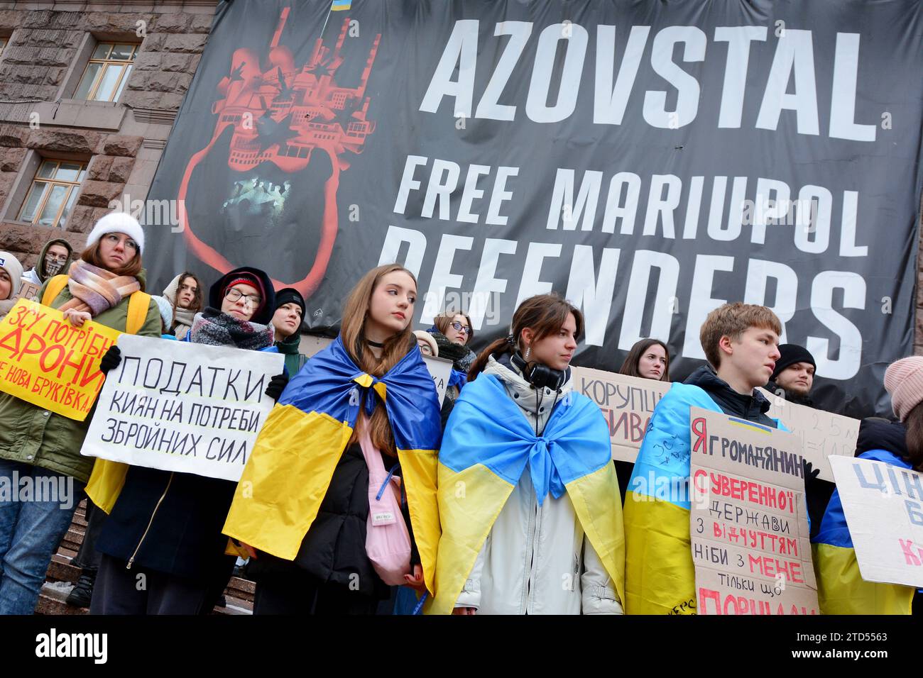 Kiew, Ukraine. Dezember 2023. Aktivisten halten Plakate, die ihre Meinung während einer Demonstration in der Nähe des Kiewer Stadtrates zum Ausdruck bringen, um die Zuweisung von mehr Geld aus dem Stadtbudget für die ukrainischen Streitkräfte zu fordern. Aktivisten sind empört über die Reaktion des Kiewer Bürgermeisters Vitaliy Klitschko, der sie bei einer früheren Kundgebung am 14. Dezember diskreditieren wollte und sagte: „Wer Geld von den Streitkräften der Ukraine verlangt, sollte an die Front geschickt werden“, und fordern auch eine Erhöhung des Verteidigungsbudgets der Stadt für die Streitkräfte. (Foto: Aleksandr Gusev / SOPA Images/SIPA USA) Credit: SIPA USA/ Stockfoto