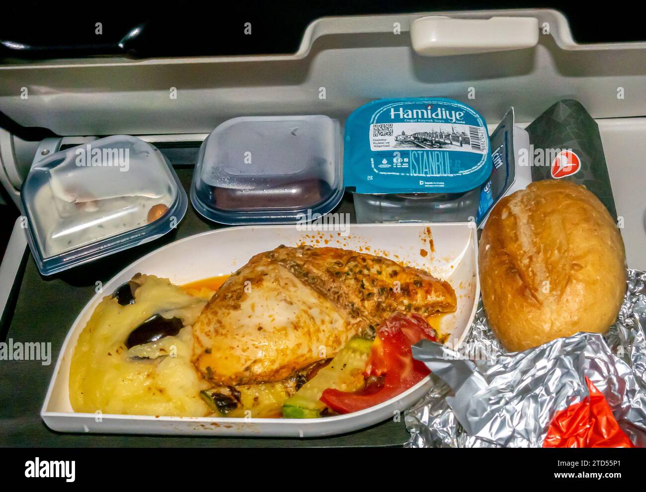 Flugzeugessen. Mittagessen serviert am Flugplatz während des Fluges, türkische Fluggesellschaften Stockfoto