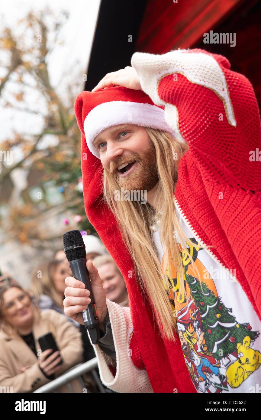 London, Vereinigtes Königreich. Dezember 2023. Sam Ryder hat diesen Samstag einen Pop-up-Auftritt seines Original-Titels „You're Christmas to Me“ von Amazon Music auf der Southbank gemacht. Die Strecke ist derzeit im Rennen, um ein fester Kandidat für Weihnachten Nr. 1 zu werden. Cristina Massei/Alamy Live News Stockfoto