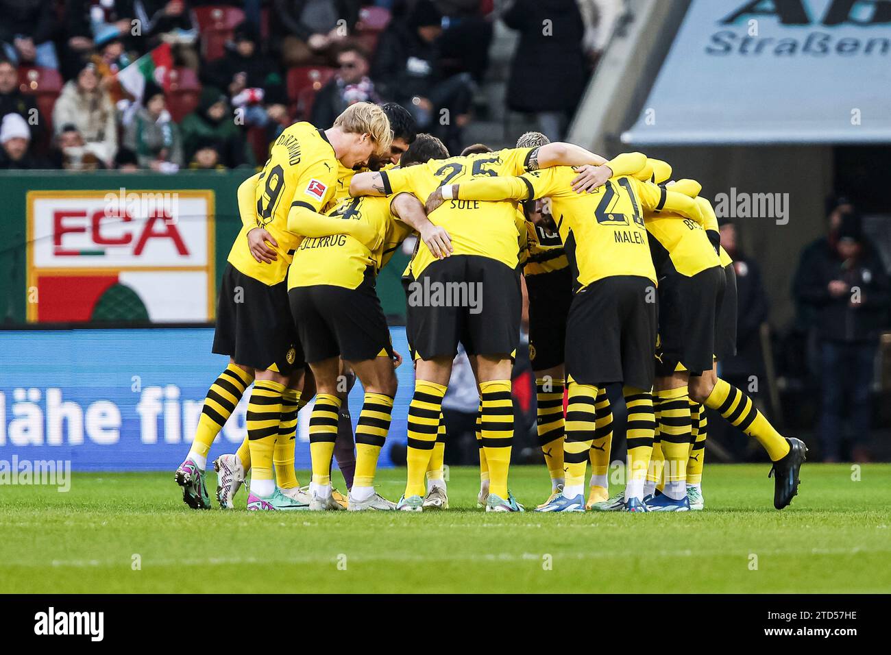 TEM Dortmund GER, FC Augsburg gegen Borussia Dortmund, 1. Bundesliga Fussball, 15. Spieltag, Saison 2023/2024, 16.12.2023 DFB/DFL-VORSCHRIFTEN VERBIETEN JEDE VERWENDUNG VON FOTOGRAFIEN ALS BILDSEQUENZEN UND/ODER QUASI-VIDEO Foto: Eibner-Pressefoto/Roger Buerke Stockfoto