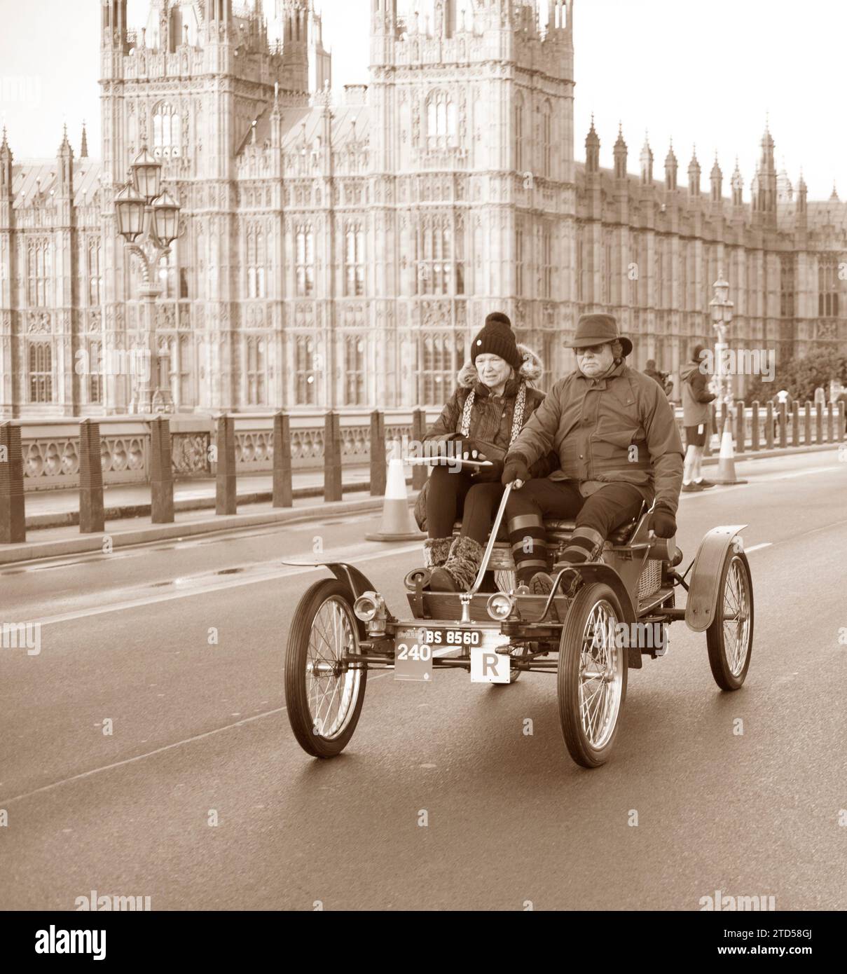 Sepia Tone Teilnehmer 71 1901 Darracq und Teilnehmer 240 1904 Orient auf der Westminster Bridge London nach Brighton Veteran Car Run Stockfoto