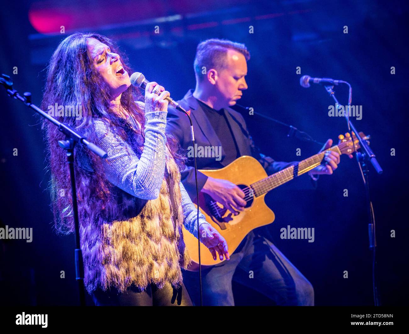 Sari Schorr am Gesang, Jim Kirkpatrick an der Akustikgitarre Stockfoto