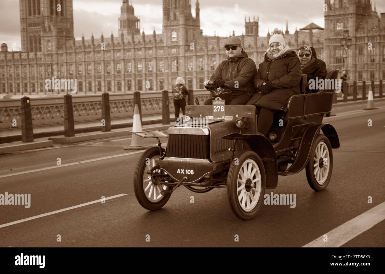 Sepia Tone Teilnehmer 278 1904 täglich auf der Westminster Bridge London nach Brighton Veteran Car Run Stockfoto