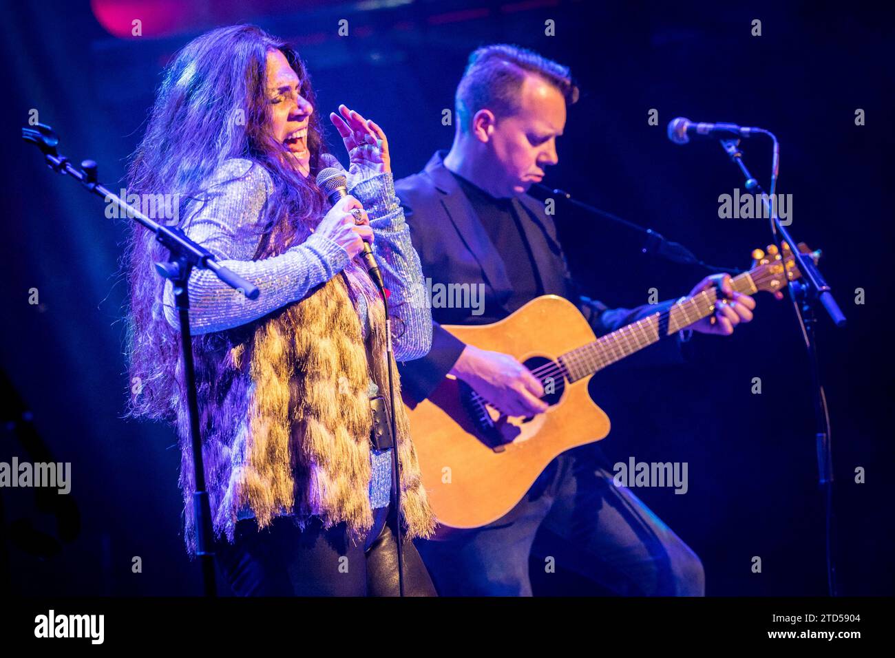 Sari Schorr am Gesang, Jim Kirkpatrick an der Akustikgitarre Stockfoto