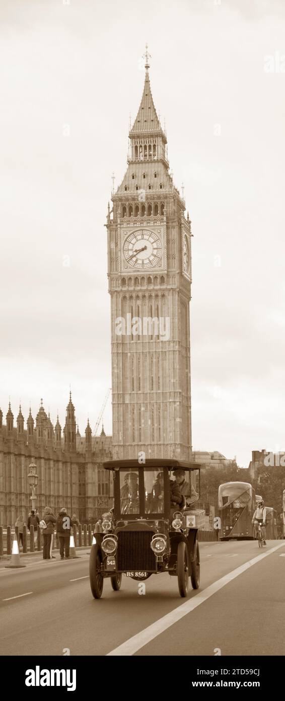 Sepia Tone Teilnehmer 342 1904 White (Dampf) auf der Westminster Bridge London nach Brighton Veteran Car Run Stockfoto