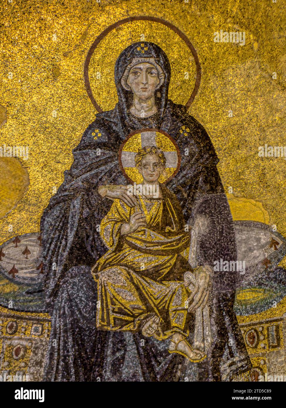 Mosaik in Hagia Sophia der Mutter Gottes mit dem Jesuskind auf ihrem Schoß, Istanbul, Türkei, 8. Oktober 2013 Stockfoto