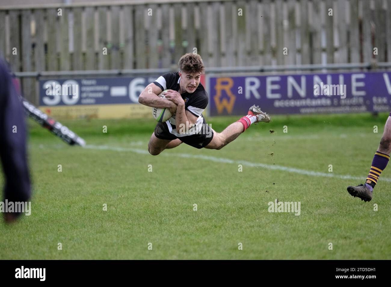 Kelso, Scottish Borders, Großbritannien. Dezember 2023. Das schottische Premiership Rugby am 16. Dezember 2023 im Kelso RFC, Poynder Park. Kelso RFC gegen Marr Rugby Archie Barbour (Kelso RFC) mit Ball im Inland, der in der ersten Halbzeit einen Trip-Treffer erzielt. HT Score 31-07 Credit: Rob Gray / Freelance Credit: Rob Gray/Alamy Live News Stockfoto