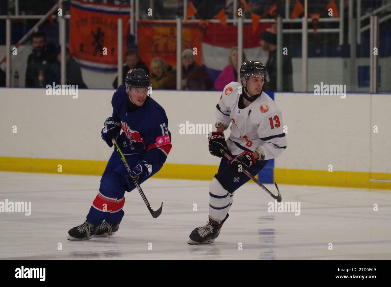 Dumfries, 11. Dezember 2023. Bernard Brown spielte für Großbritannien und Finn Filippini für die Niederlande bei einer IIHF Eishockey U20 Weltmeisterschaft 2024, Division II, Gruppe A im Dumfries Ice Bowl. Quelle: Colin Edwards Stockfoto