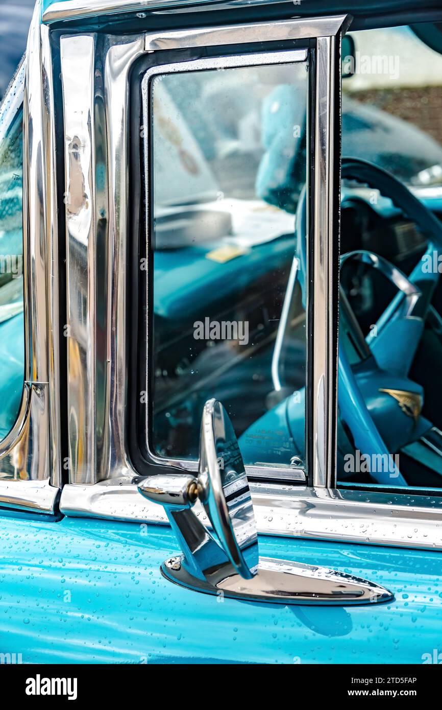 WETTENBERG, HESSEN, DEUTSCHLAND - 07 - 28 - 2023: Kleine Seitenscheibe und Rückspiegel von Chevrolet Belair auf einer Car Show Golden Oldies in Krofdorf-GLE Stockfoto