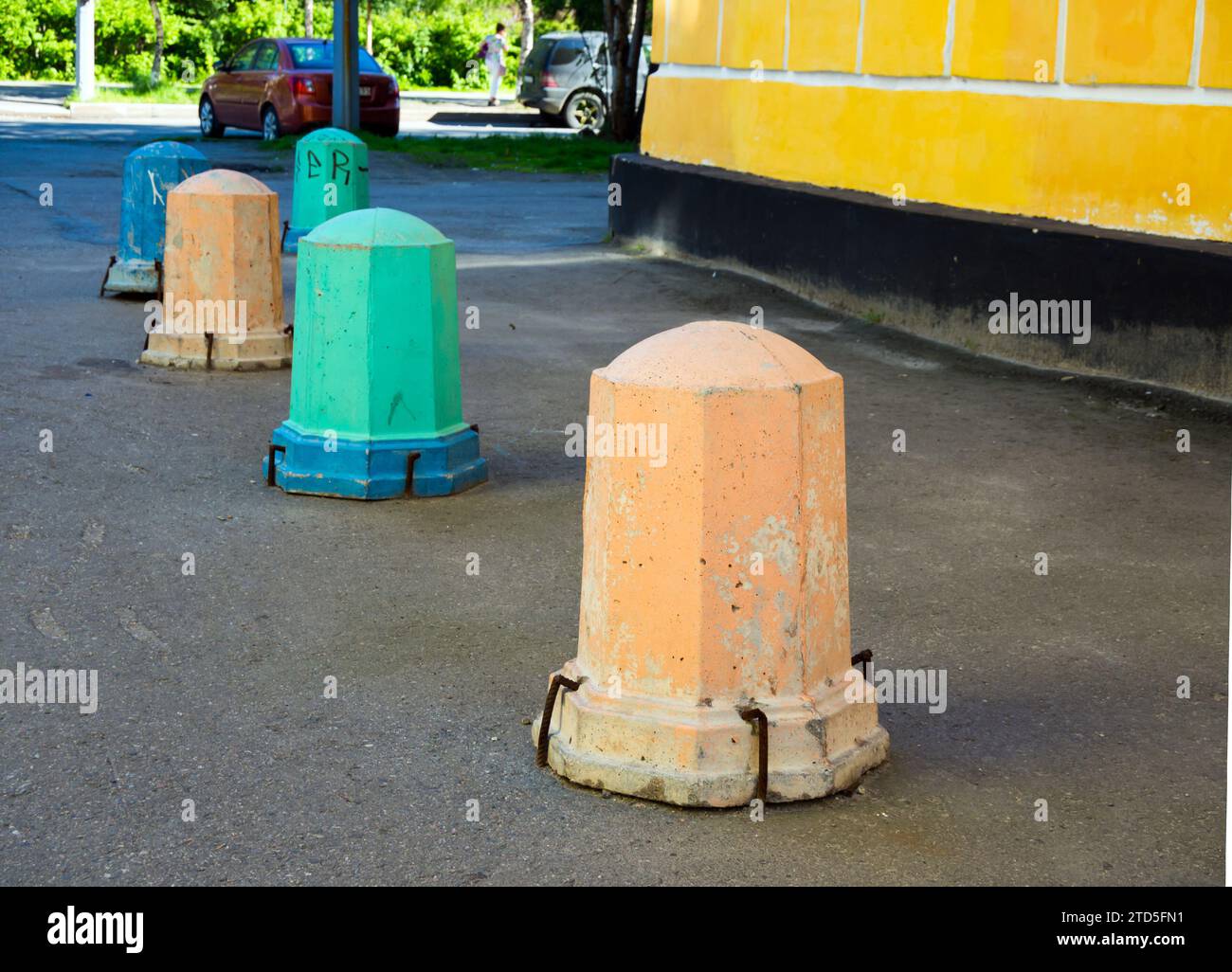 Murmansk, Russland - 09. August 2021: Betonparkbarrieren in verschiedenen Farben Stockfoto