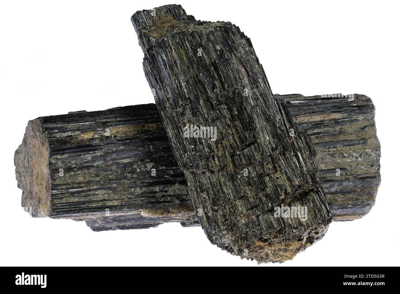 Schwarzes Turmalin aus Brasilien, isoliert auf weißem Hintergrund Stockfoto