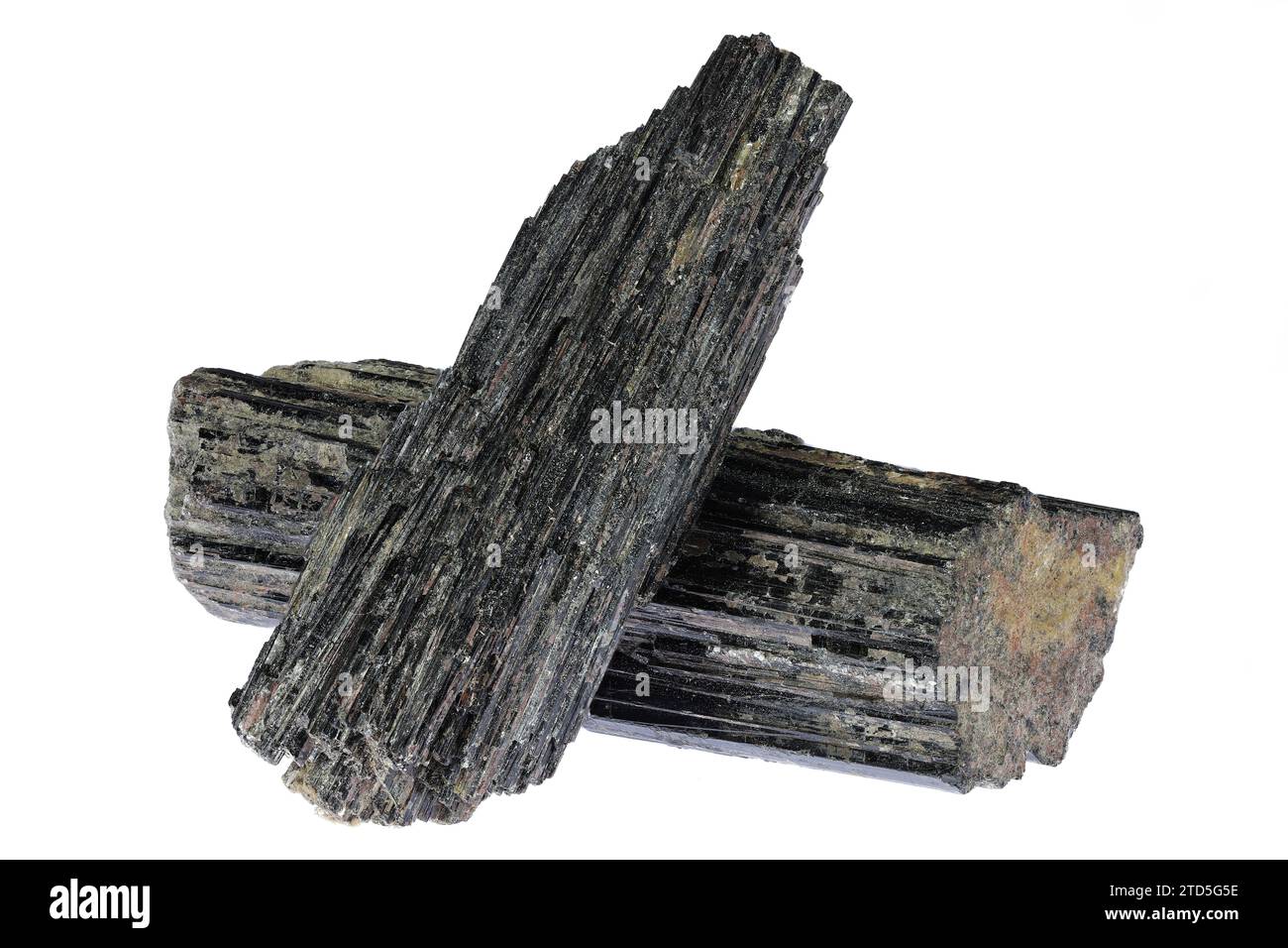 Schwarzes Turmalin aus Brasilien, isoliert auf weißem Hintergrund Stockfoto