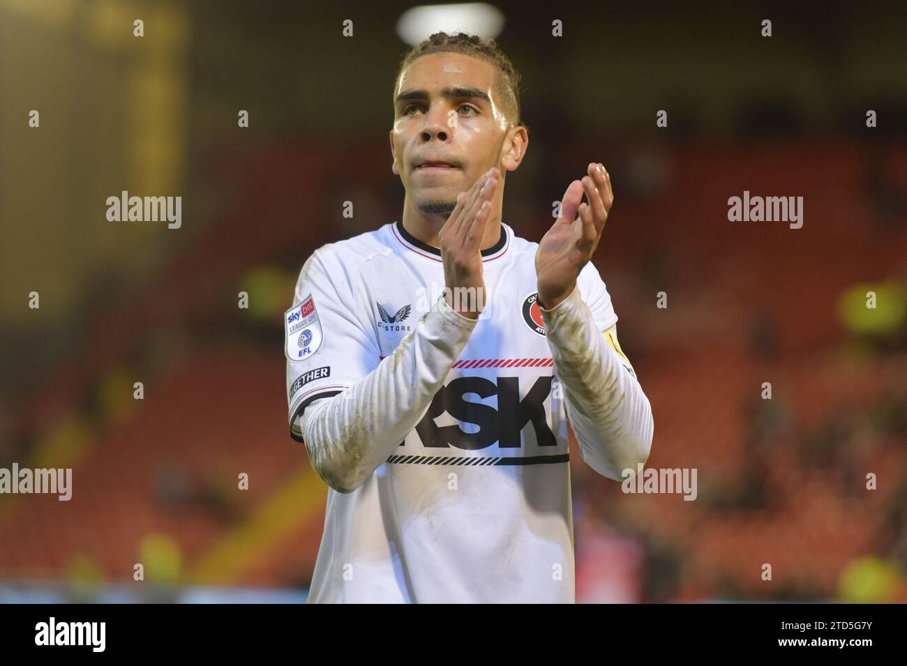 Barnsley, England. Dezember 2023. Tennai Watson von Charlton Athletic applaudiert den Fans nach dem Sky Bet EFL League One Spiel zwischen Barnsley und Charlton Athletic. Kyle Andrews/Alamy Live News Stockfoto