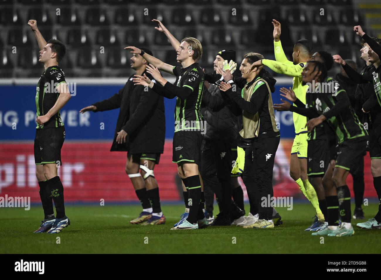 Die Spieler von Cercle feiern, nachdem sie ein Fußballspiel zwischen OH Leuven und Cercle Brugge gewonnen haben, am Samstag, den 16. Dezember 2023 in Leuven, am 18/30. Tag der ersten Liga der Jupiler Pro League 2023-2024. BELGA FOTO JOHAN EYCKENS Stockfoto