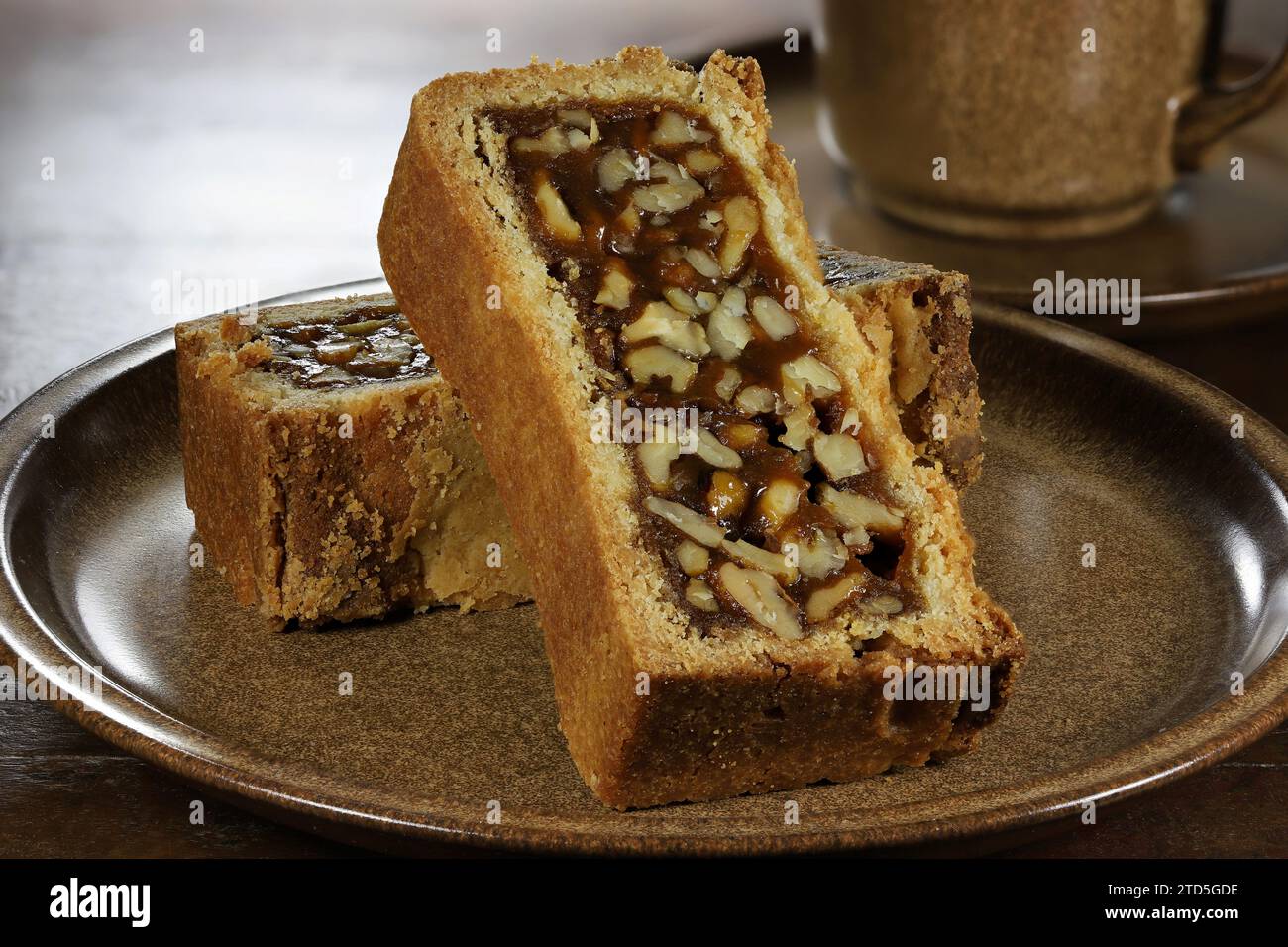 Engadin-Nusskuchen auf dem Kaffeetisch Stockfoto