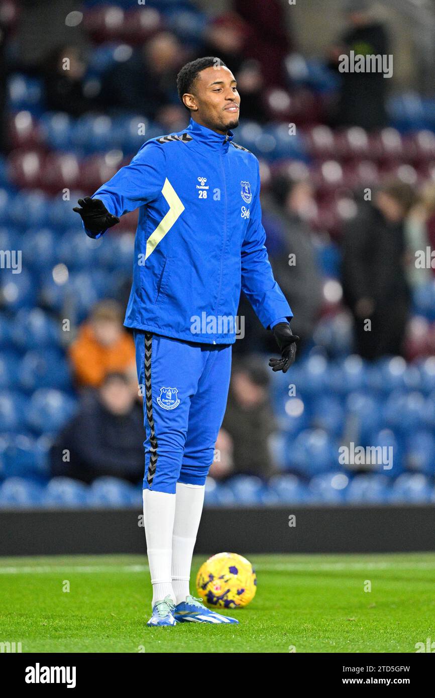Youssef Chermiti 28# vom Everton Football Club wärmt sich vor dem Spiel auf, während des Premier League-Spiels Burnley gegen Everton in Turf Moor, Burnley, Großbritannien, 16. Dezember 2023 (Foto: Cody Froggatt/News Images) in Burnley, Großbritannien am 16. Dezember 2023. (Foto: Cody Froggatt/News Images/SIPA USA) Stockfoto