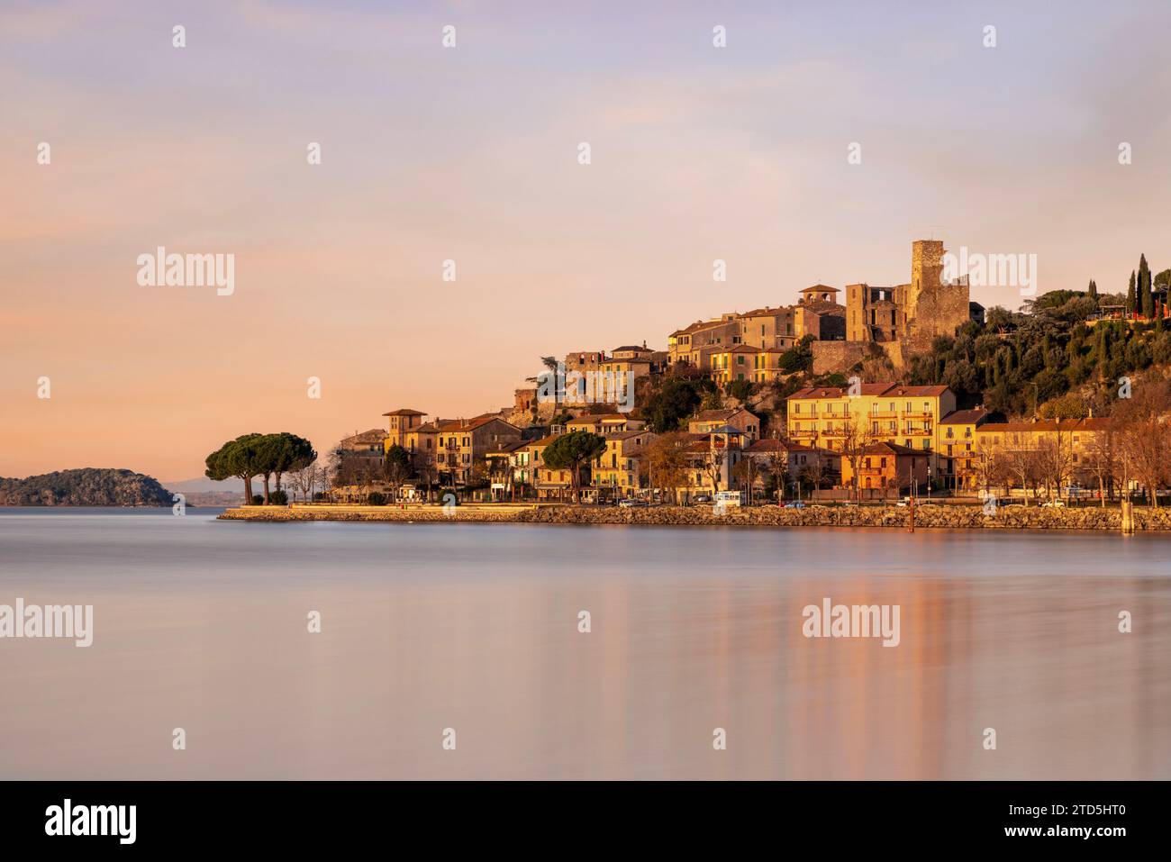 Das Dorf Passignano auf einem Hügel spiegelt sich im See Trasimeno in Umbrien, Italien Stockfoto