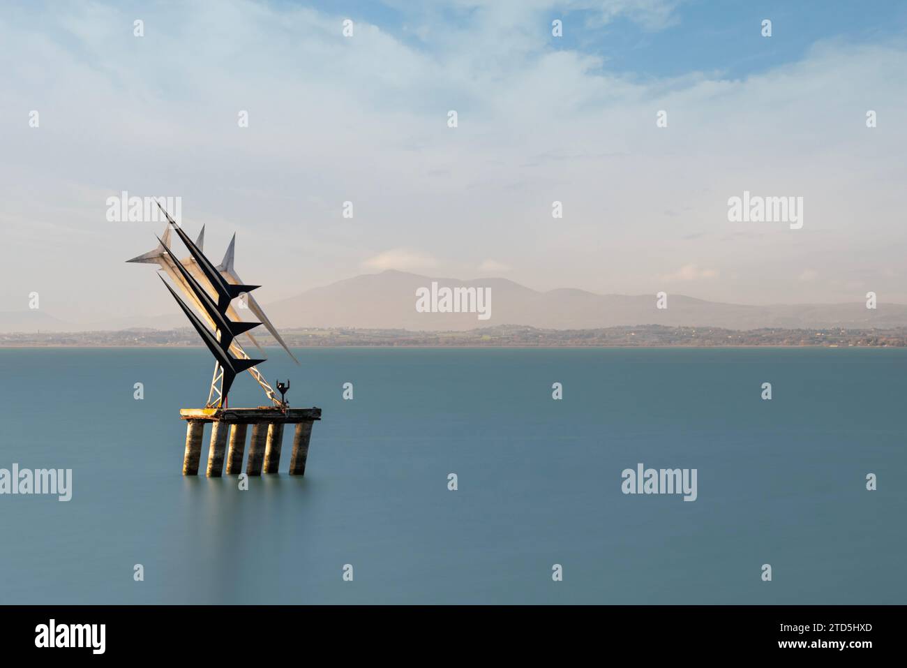 Das Dorf Passignano auf einem Hügel spiegelt sich im See Trasimeno in Umbrien, Italien Stockfoto