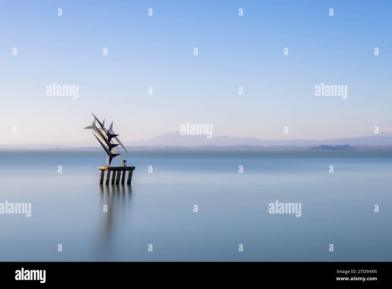 Das Dorf Passignano auf einem Hügel spiegelt sich im See Trasimeno in Umbrien, Italien Stockfoto