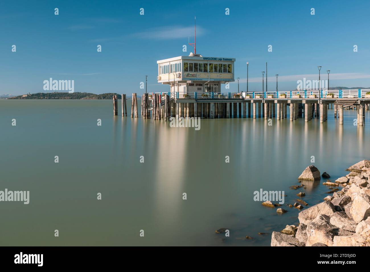 Das Dorf Passignano auf einem Hügel spiegelt sich im See Trasimeno in Umbrien, Italien Stockfoto