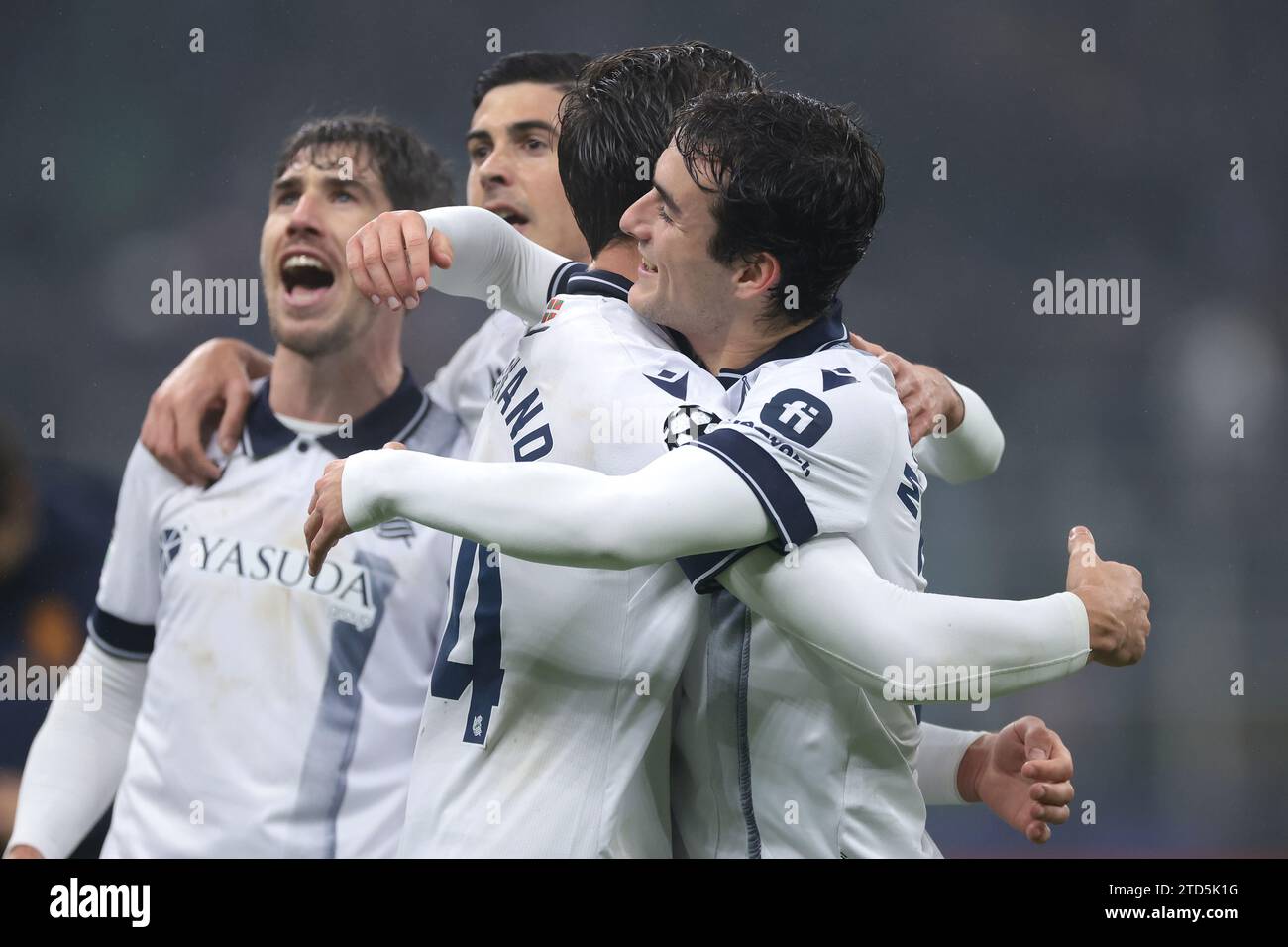 Mailand, Italien, 12. Dezember 2023. Jon Magunacelaya, Robin Le Normand, Carlos Fernandez und Arita Elustondo von Real Sociedad feiern das Unentschieden 0-0 und bestätigen damit, dass die Teams nach dem letzten Pfiff des UEFA Champions League-Spiels in Giuseppe Meazza, Mailand, den ersten Platz in der Gruppe belegten. Der Bildnachweis sollte lauten: Jonathan Moscrop / Sportimage Stockfoto