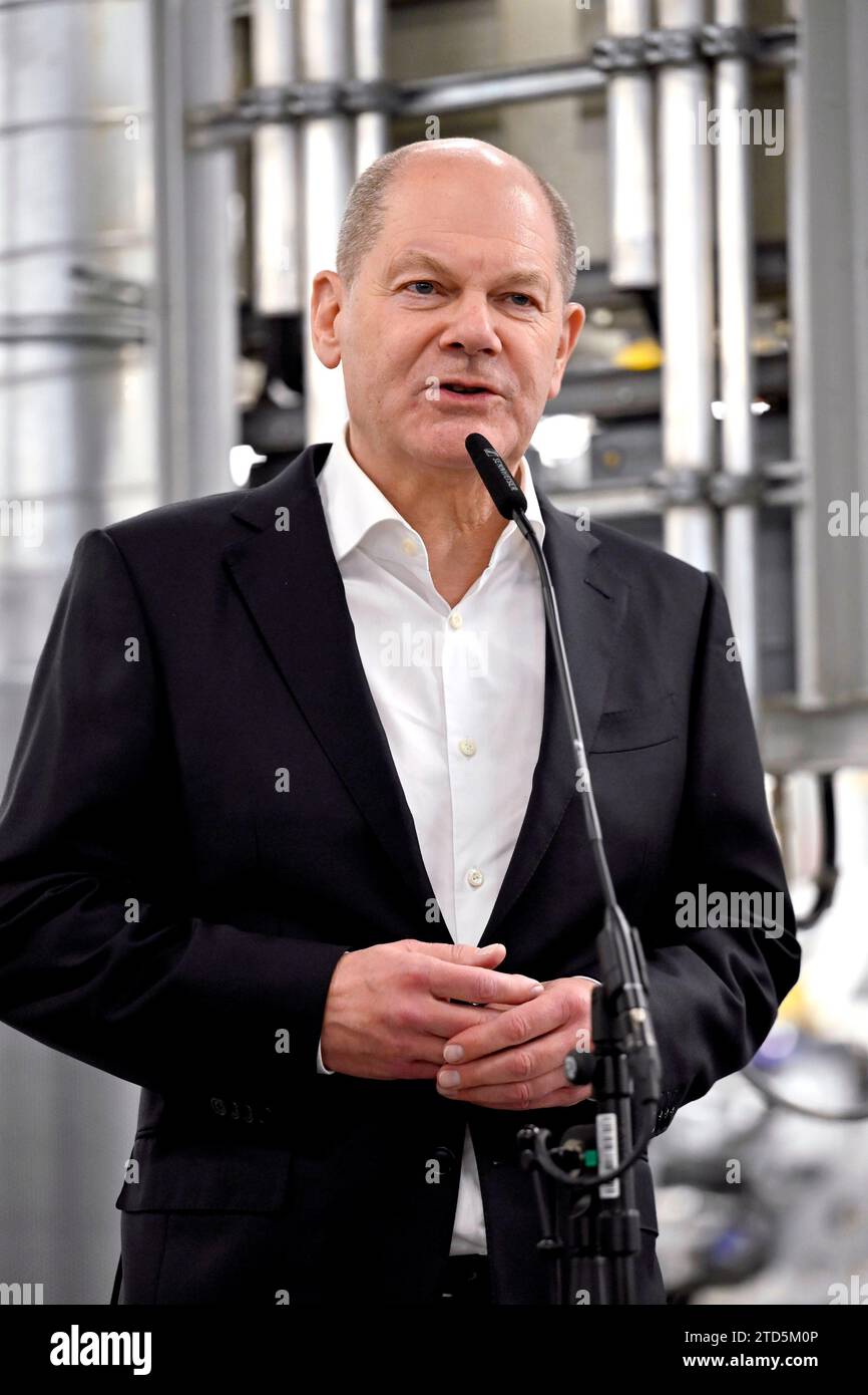 Bundeskanzler Olaf Scholz SPD bei seinem Werksrundgang im BMW Group Werk München. München, 05.12.2023 Bayern Deutschland *** Bundeskanzler Olaf Scholz SPD während seiner Führung durch das BMW Group Werk München, 05 12 2023 Bayern Deutschland Copyright: XDwixAnoraganingrumx Stockfoto