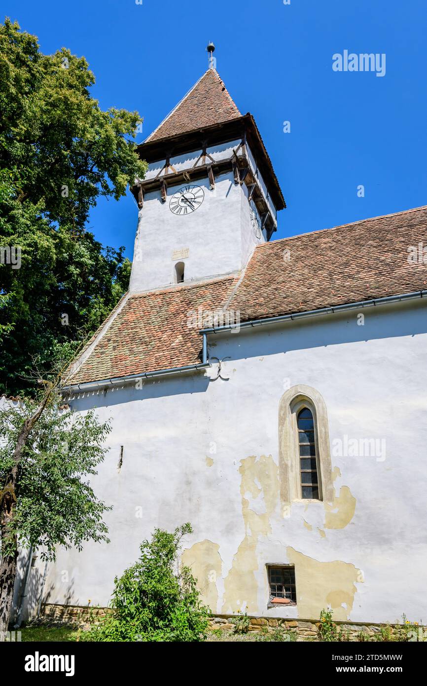 Altes Gebäude der Heiligen Peter und Paul Wehrkirche (Biserica Sfintii Apostoli Petru și Pavel) im Dorf Cincosr, in der Nähe von Fagaras in Siebenbürgen (TR Stockfoto
