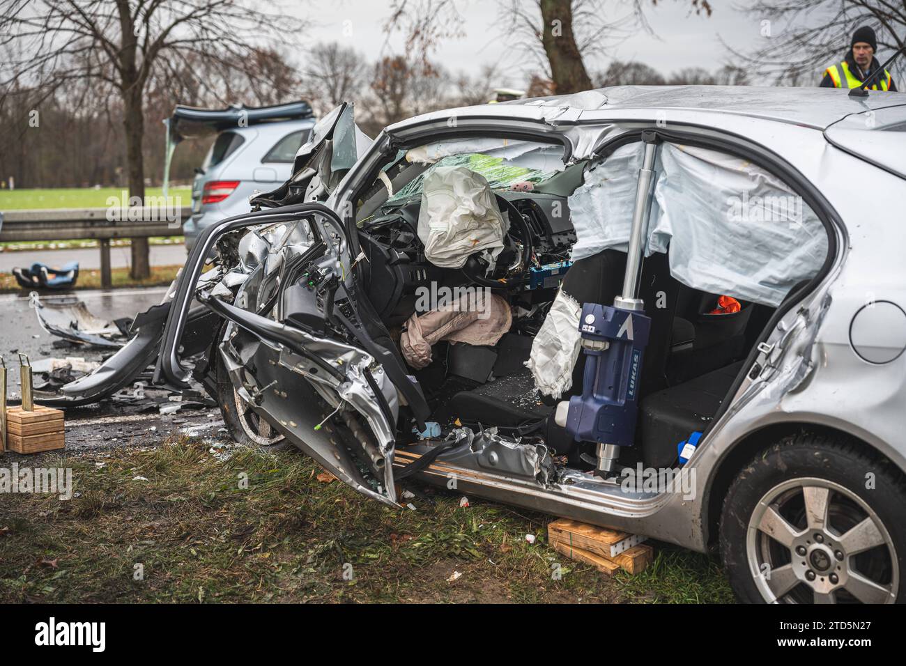 Schwerer Unfall auf der B93 bei Altenburg Hydraulisches Rettungsgerät im Einsatz an einem Auto nach einem schweren Verkehrsunfall. Symbolbild für technische Rettung, Verkehrsunfall, etc....06.12.2023 Zschaschelwitz B 93, Zschaschelwitz, Windischle Deutschland *** schwerer Unfall auf der B93 bei Altenburg Hydraulische Rettungsausrüstung im Einsatz an einem Auto nach einem schweren Verkehrsunfall Symbolbild für technische Rettung, Verkehrsunfall etc. 06 12 2023 Zschaschelwitz B 93, Zschaschelwitz, Windischle Deutschland Stockfoto