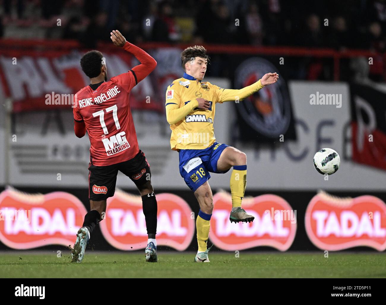 Rwdms Jeff reine-Adelaide und Jarne Steuckers von STVV kämpfen um den Ball während eines Fußballspiels zwischen RWD Molenbeek und Sint-Truidense VV am Samstag, den 16. Dezember 2023 in Brüssel, am 18. Tag der Saison 2023-2024 der ersten Liga der belgischen Meisterschaft. BELGA FOTO JOHN THYS Stockfoto