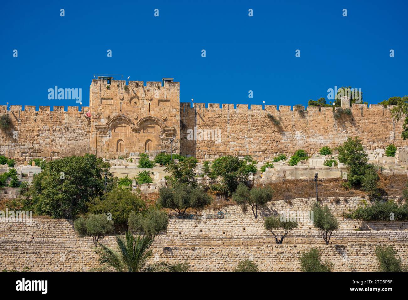 Blick auf das Goldene Tor oder das Tor der Barmherzigkeit, ein historisches Wahrzeichen, auf der Ostseite der Mauern des Tempelberges, der Altstadt von Jerusalem Stockfoto