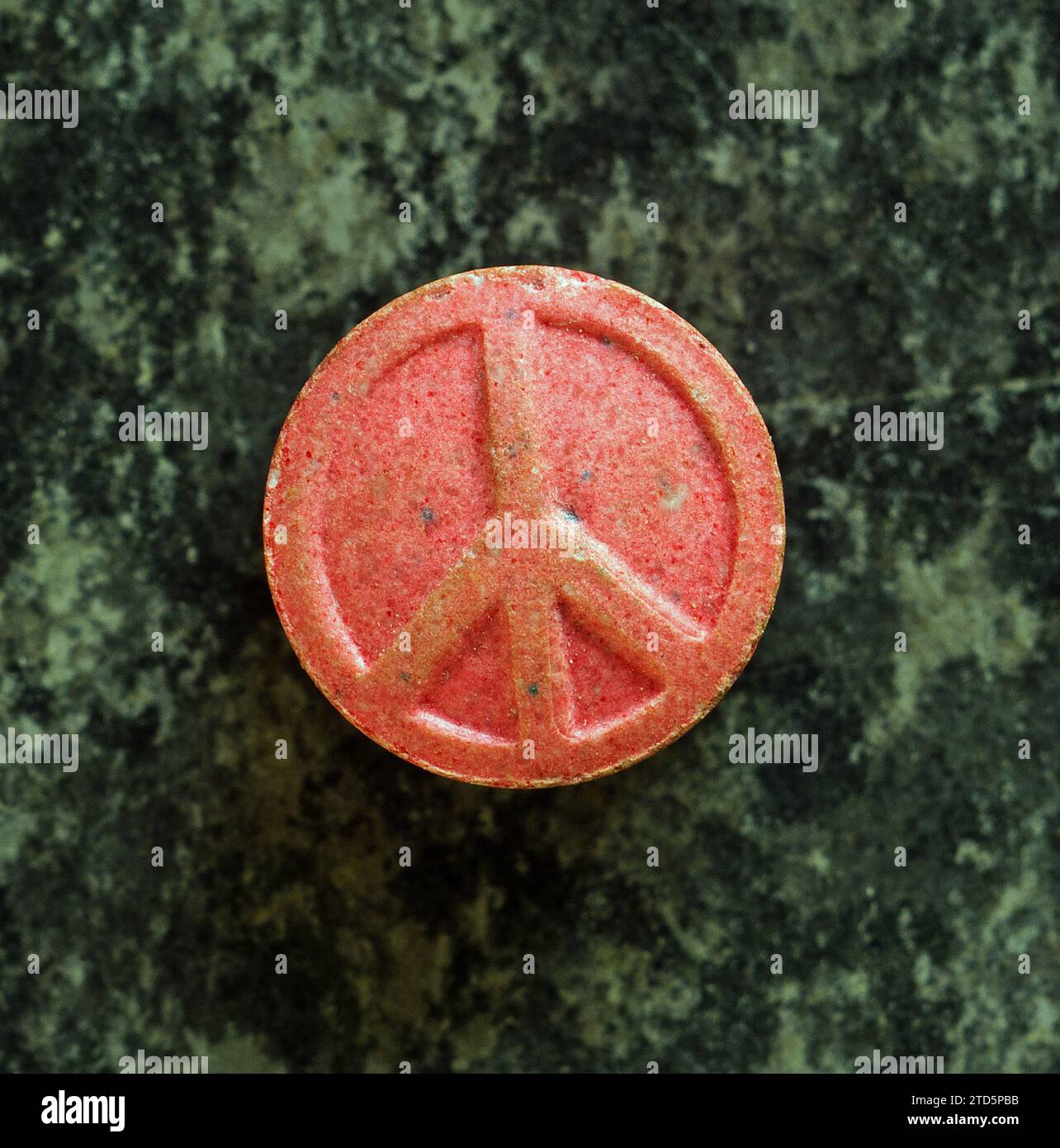 RED PEACE & LOVE ECSTASY PILLE - ECSTASY TABLETTEN - MDMA Stockfoto