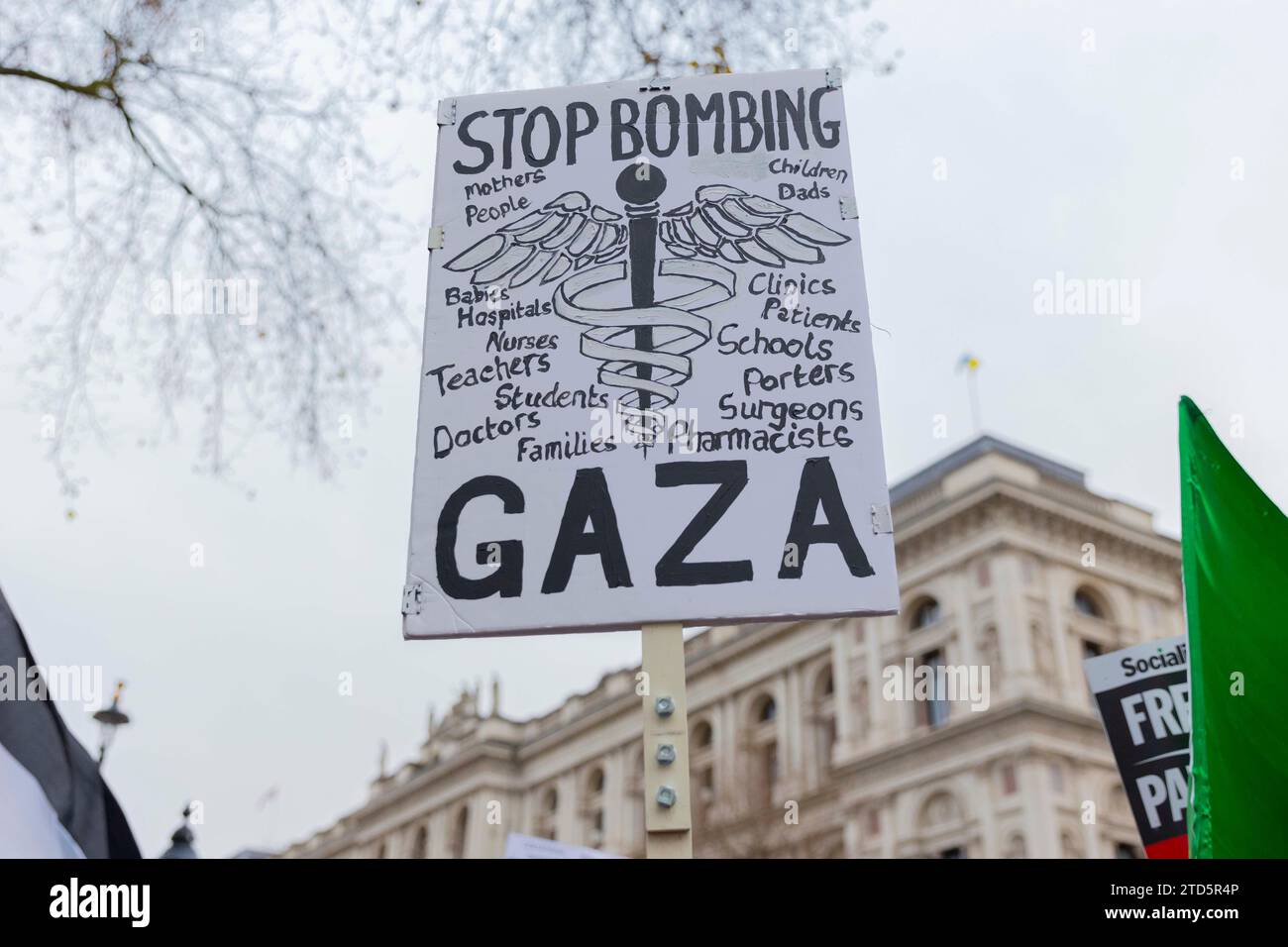 London, Großbritannien. Dezember 2023. In London findet eine Mahnwache für Beschäftigte im Gesundheitswesen in Gaza statt, an der Hunderte von Menschen teilnehmen. Stockfoto