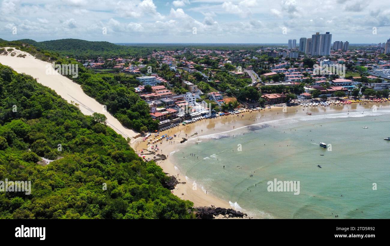 Wunderschöne Strände in Natal, Brasilien. Alle Farben des Strandes. Goldener Sand, kristallklares Meer, Palmen und Felsen Stockfoto