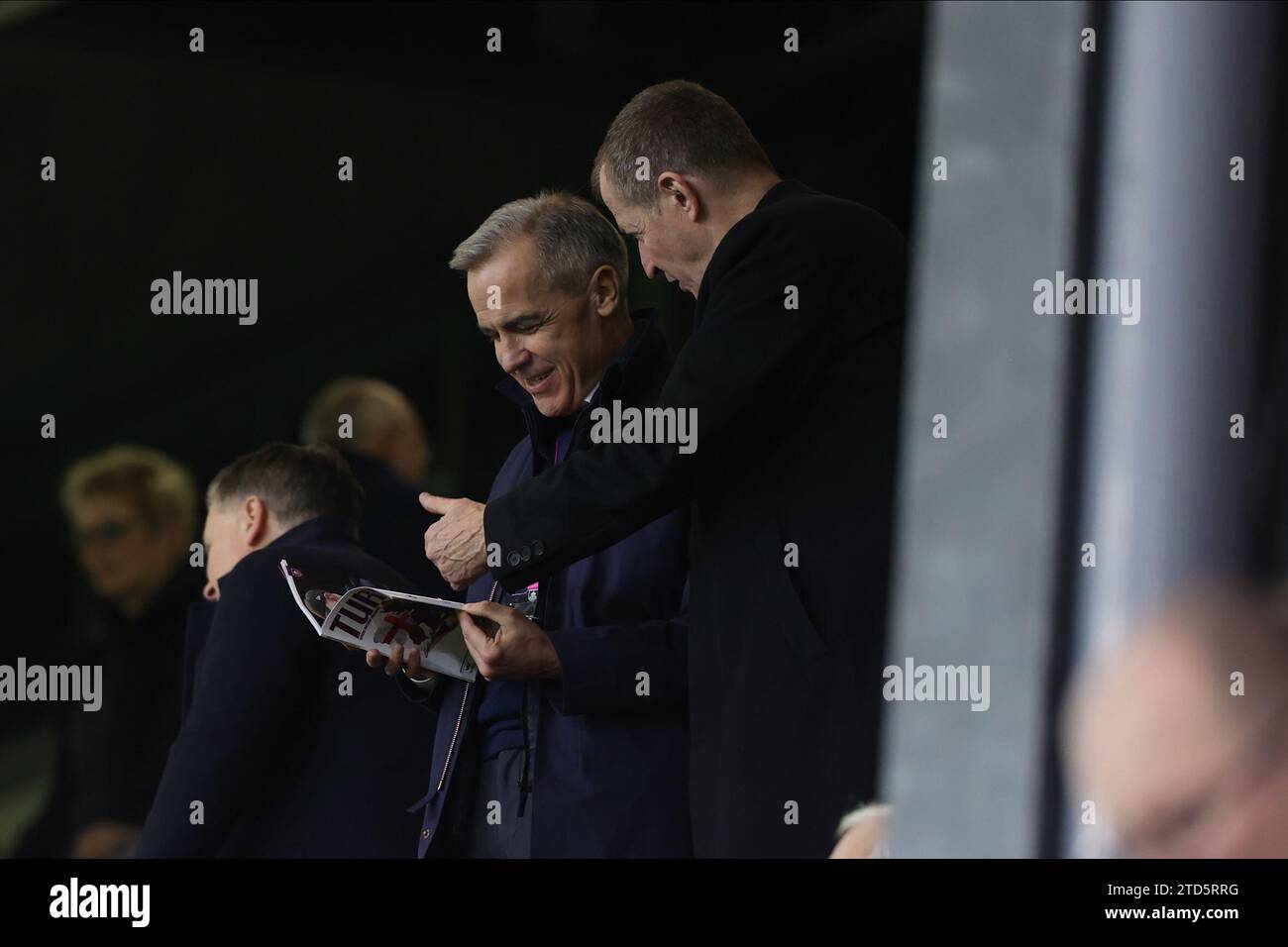 Burnley, Großbritannien. Dezember 2023. Alastair Campbell unterhält sich mit dem ehemaligen Gouverneur der Bank of England Mark Carney vor dem Spiel der Premier League zwischen Burnley und Everton in Turf Moor, Burnley, am Samstag, den 16. Dezember 2023. (Foto: Pat Scaasi | MI News) Credit: MI News & Sport /Alamy Live News Stockfoto