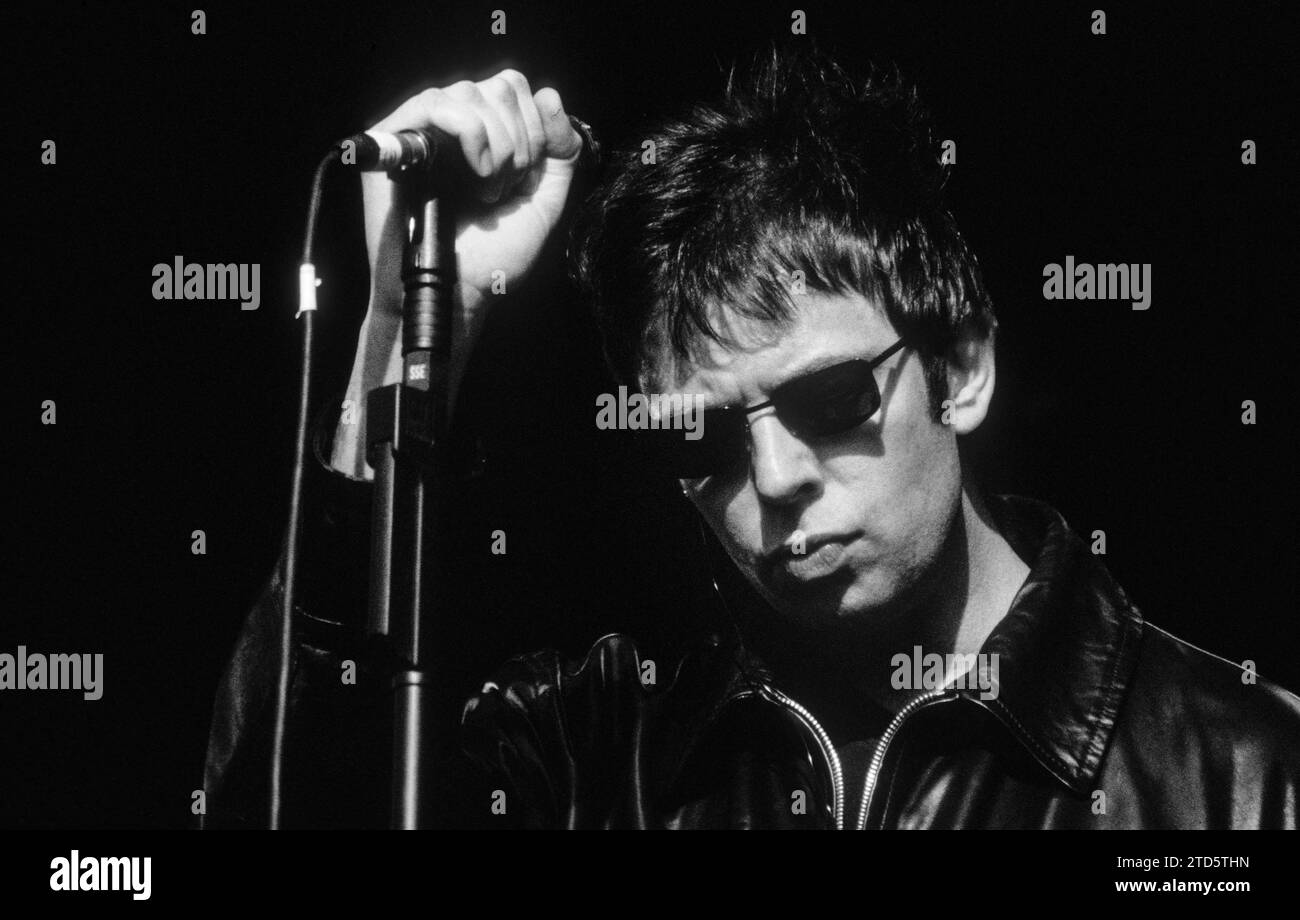 IAN McCulloch, ECHO & THE BUNNYMEN, 1998: Ian McCulloch von der legendären Liverpool Indie-Band Echo and The Bunnymen on the Main Stage beim Reading Festival, England, UK am 29. August 1998. Die Band tourte 1997 mit ihrem Comeback-Album Evergreen und der Top-Ten-Hit-Single Nothing Lasts Forever. Foto: Rob Watkins Stockfoto