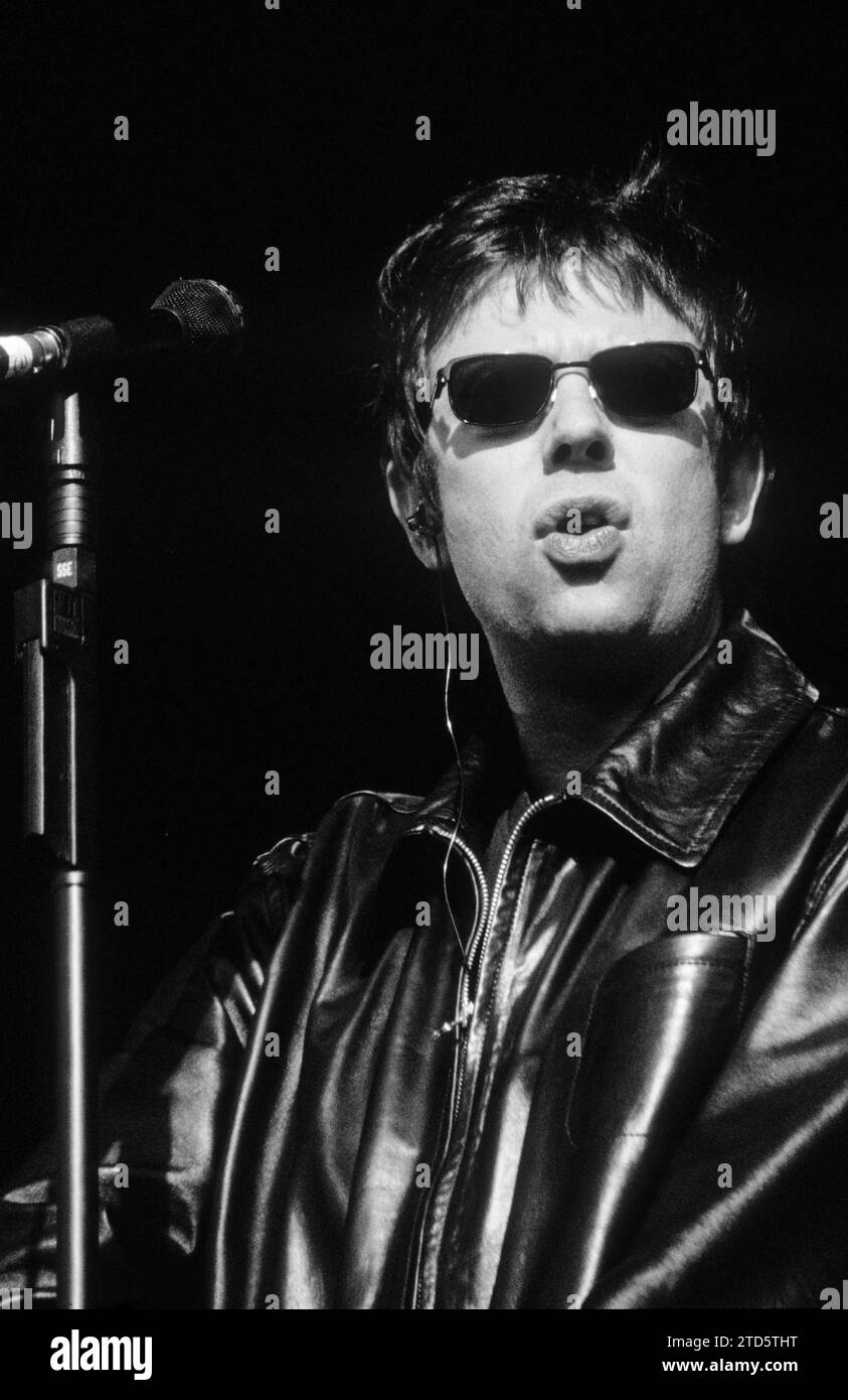 IAN McCulloch, ECHO & THE BUNNYMEN, 1998: Ian McCulloch von der legendären Liverpool Indie-Band Echo and The Bunnymen on the Main Stage beim Reading Festival, England, UK am 29. August 1998. Die Band tourte 1997 mit ihrem Comeback-Album Evergreen und der Top-Ten-Hit-Single Nothing Lasts Forever. Foto: Rob Watkins Stockfoto