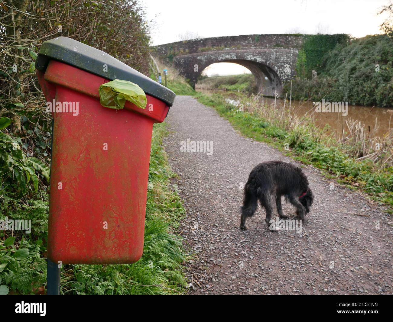 Hundekocheimer auf dem Kanalweg Stockfoto
