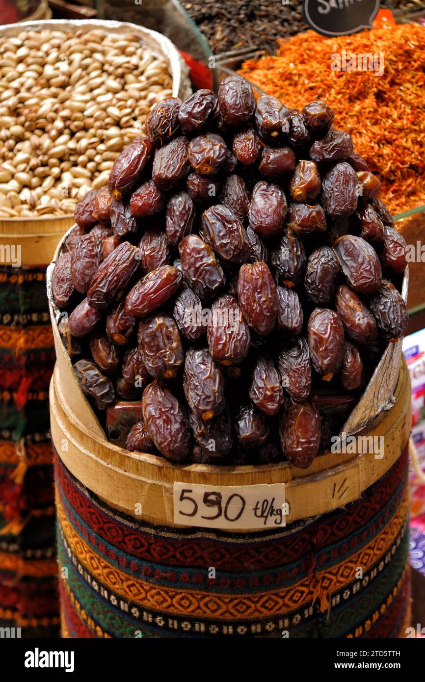 Getrocknete Früchte, Süße, Gewürze und Datteln werden auf dem ägyptischen Markt in Istanbul, Türkei, verkauft Stockfoto