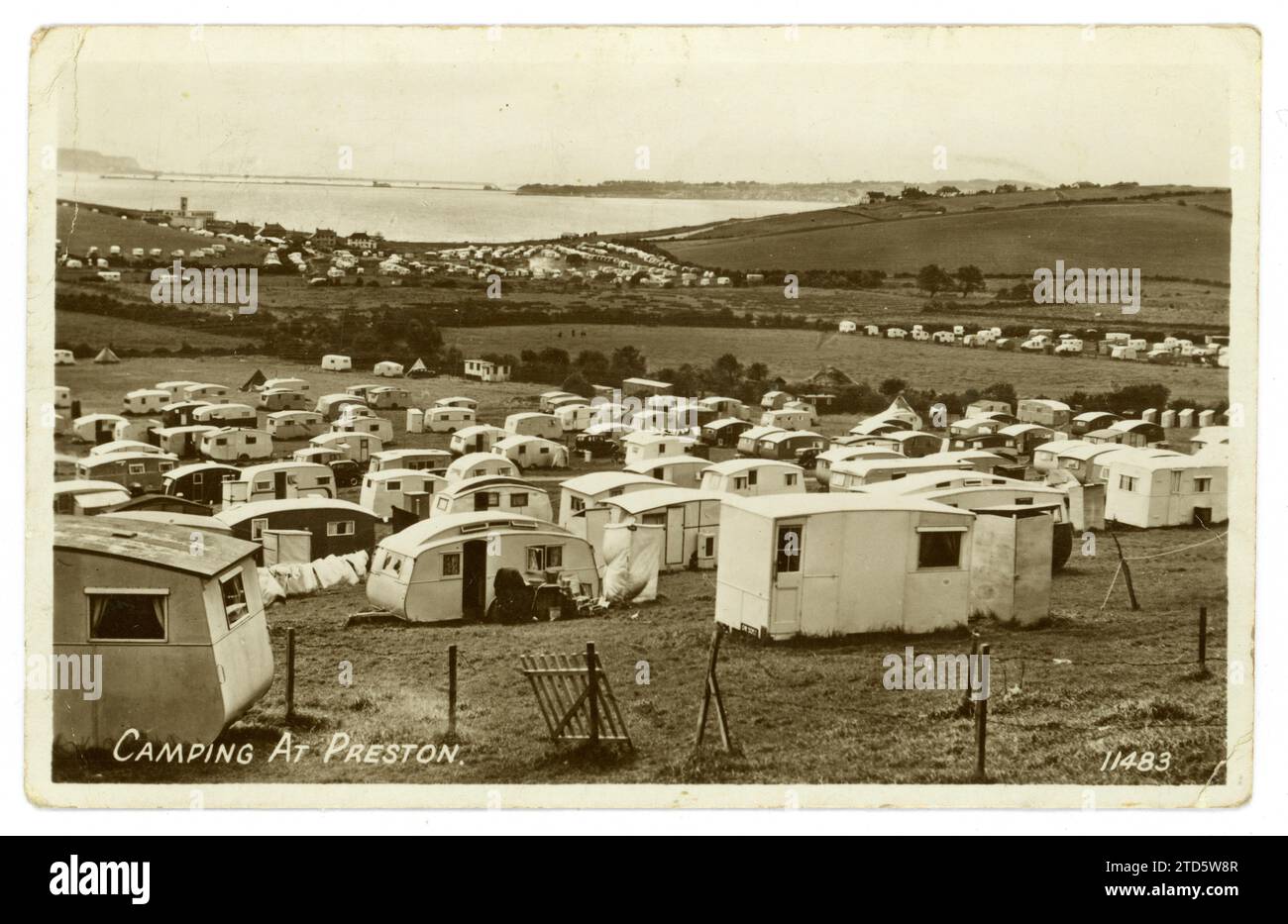 Ursprüngliche Postkarte aus der Zeit der 1950er Jahre eines belebten Caravan Parks/Campingplatzes in Preston, nahe Weymouth, Dorset, Großbritannien, datiert/veröffentlicht im August 1952 Stockfoto