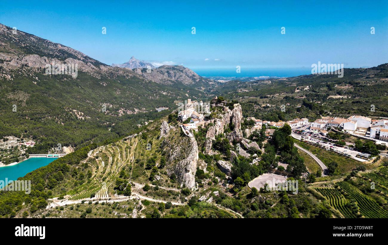 Guadalest ist eine valencianische Stadt und Gemeinde in einem bergigen Gebiet der Comarca Marina Baixa in Spanien. Stockfoto