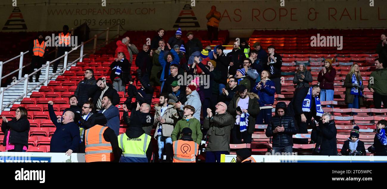 Swindon, Großbritannien. Dezember 2023. Während des Sky Bet League 2 Spiels zwischen Swindon Town und Barrow auf dem County Ground, Swindon am Samstag, den 16. Dezember 2023. (Foto: Howard Roe | MI News) The Travelling Barrow Fans Credit: MI News & Sport /Alamy Live News Stockfoto