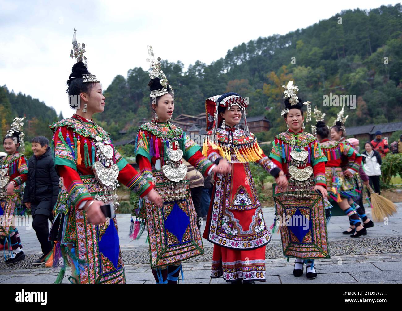 Menschen aus der ethnischen Gruppe der Dong tragen Kostüme, um das jährliche Dong-Jahr am 16. Dezember 2023 im Dorf Zhaoxing Dong im Kreis Liping, Qiandongnan Miao und der Autonomen Präfektur Dong in Qiandongnan, China, zu feiern. (Foto: Costfoto/NurPhoto) Stockfoto