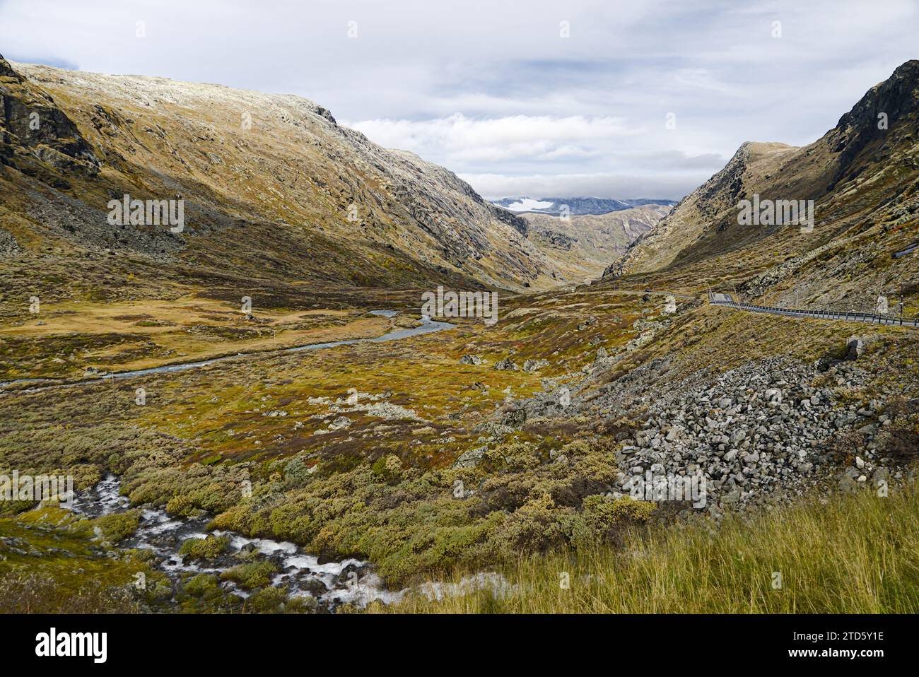 Berge und Täler entlang der nationalen Touristenroute in Norwegen. Stockfoto
