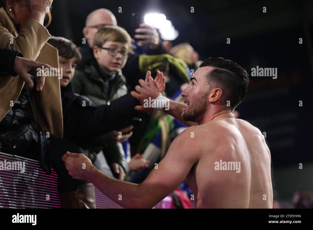 Burnley, Großbritannien. Dezember 2023. Jack Harrison aus Everton verschenkt sein Trikot nach dem Premier League-Spiel zwischen Burnley und Everton am Samstag, den 16. Dezember 2023, in Turf Moor, Burnley. (Foto: Pat Scaasi | MI News) Credit: MI News & Sport /Alamy Live News Stockfoto