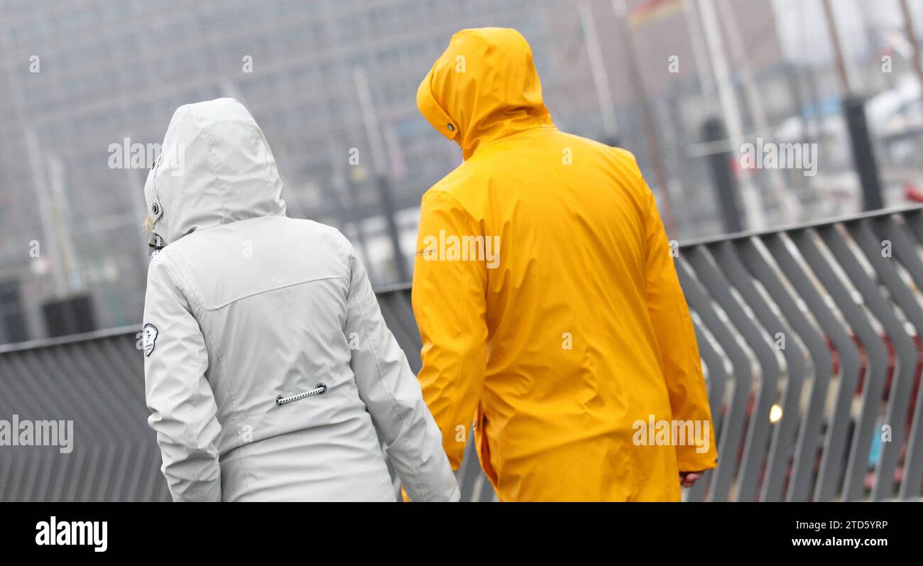 Passanten gehen bei Hamburger Schietwetter die Jan-Fedder-Promenade entlang. Altstadt Hamburg *** Passanten spazieren entlang der Jan Fedder Promenade in Hamburgs schlechtes Wetter Altstadt Hamburg Stockfoto