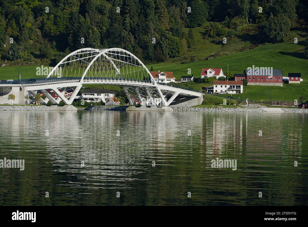 Die Loftesnes-Brücke und ihre Reflexion. Stockfoto