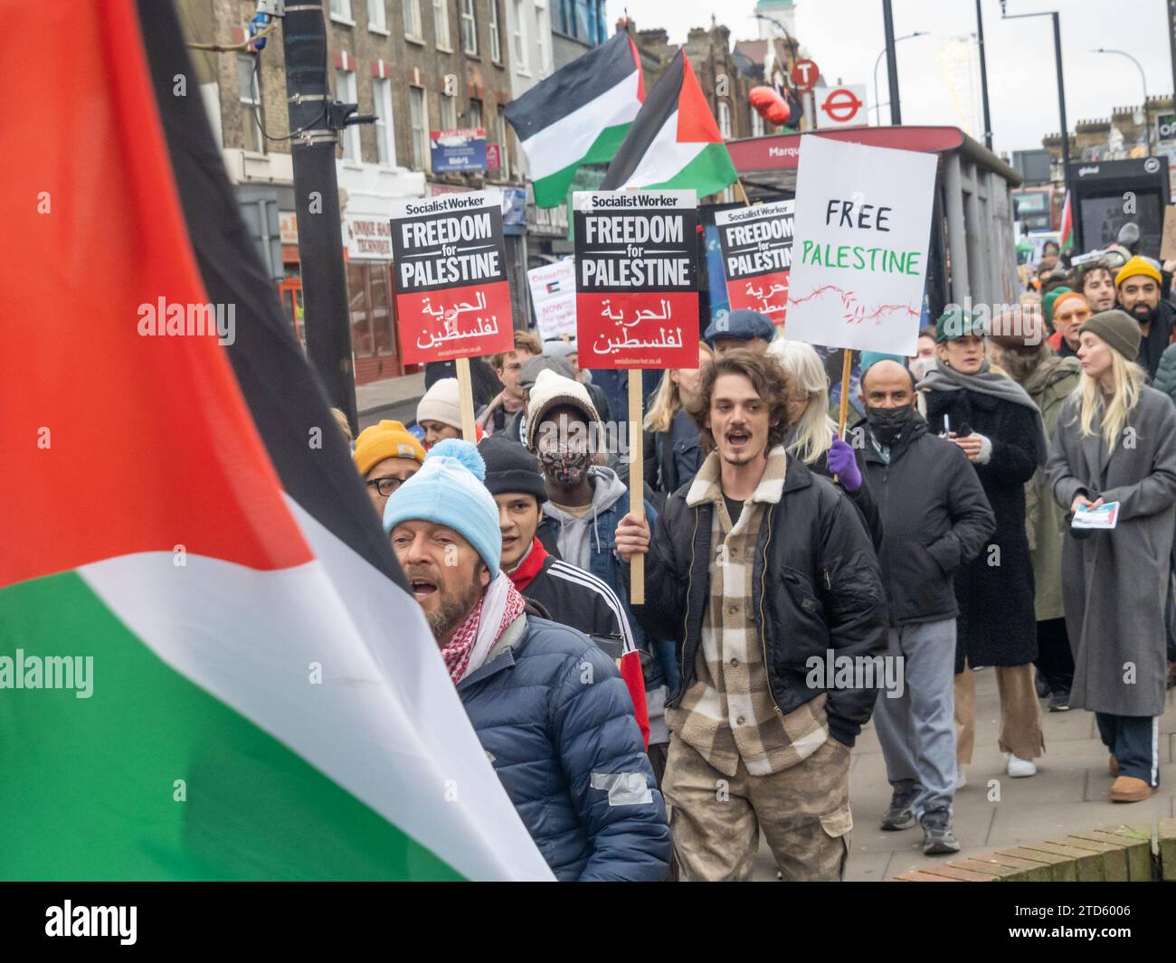 London, Großbritannien. Dezember 2023. Der Waffenstillstand In Gaza Jetzt! der marsch in Lewisham war eines von vielen Ereignissen im ganzen Land an einem Aktionstag für Palästina, da die Wut über die steigende Zahl der Todesopfer zunimmt, wobei über 600 Menschen, hauptsächlich Frauen und Kinder, durch israelische Angriffe getötet wurden. Eine große Menschenmenge, möglicherweise etwa tausend, traf sich am Neuen Kreuz, um zu marschieren, um einen dauerhaften Waffenstillstand zu fordern und ein Ende der britischen Komplizenschaft in der israelischen Apartheid zu fordern. Peter Marshall/Alamy Live News Stockfoto