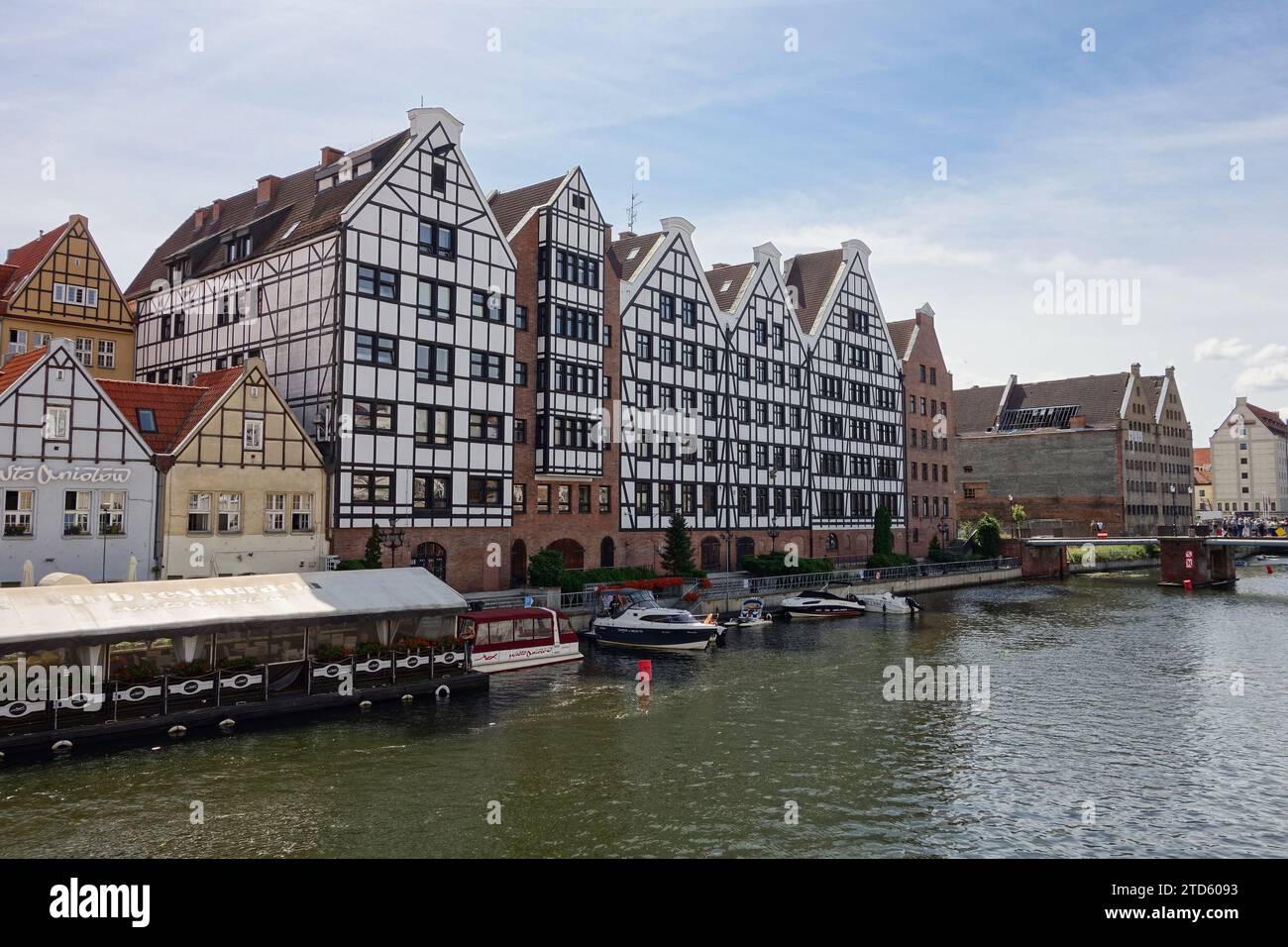 DANZIG, POLEN - 30. JULI 2022: Hotelgebäude und Zaklad Ubezpieczen Spolecznych am Flussufer Stara Motlawa im Zentrum von Danzig, Polen Stockfoto