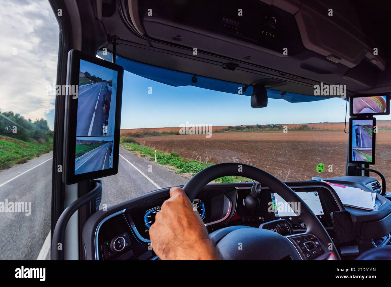 Ansicht des Innenraums eines Lkw mit Kameraspiegeln und Bildschirmen auf beiden Seiten des Fahrerhauses. Stockfoto
